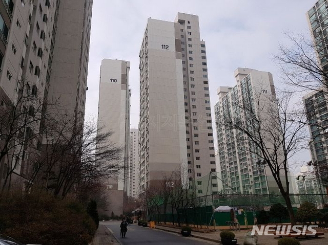 【서울=뉴시스】김가윤 기자 = 서울 성동구 행당동 346 행당한진타운 112동 10층 1003호가 경매에 나왔다. 2000년 11월 준공한 24개동 2851가구 단지로 해당 물건은 25층 건물 중 10층이다. 전용면적은 60㎡, 방 3개 욕실 1개 복도식 구조다. 2018.02.05 (제공=지지옥션) yoon@newsis.com