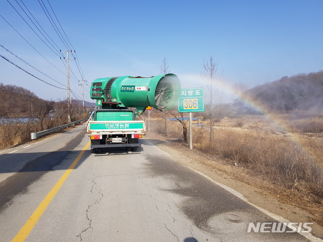 【안성=뉴시스】 조성필 기자 = 경기농협이 경기 안성시 양성면 일대를 대상으로 광역살포기를 이용한 구제역 방역작업을 진행하고 있다. 2019.02.04 (사진=경기농협 제공) photo@newsis.com