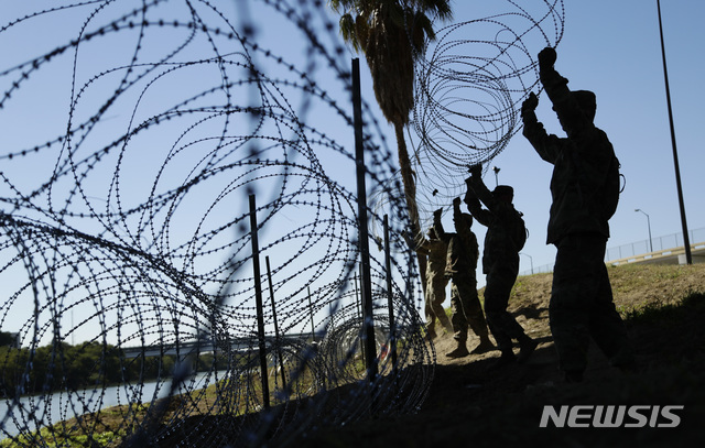 【러레이도=AP/뉴시스】 2일(현지시간) 미 국방부는 2018년 2만500명의 군인이 군대에서 원치 않는 성 접촉(unwanted sexual contact)을 경험한 것으로 조사됐다고 밝혔다. 사진은 지난해 11월16일 미국-멕시코 국경 도시인 텍사스주 러레이도의 리오그란데둑을 따라 미국 군인들이 철조망을 설치하고 있는 모습. 2019.05.03.