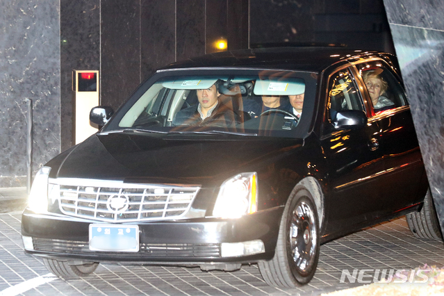 【서울=뉴시스】김병문 수습기자 = 4일 오전 해리 해리스 주한 미국대사 차량이 북미 실무협상을 위해 방한한 스티븐 비건 미 국무부 대북특별대표 숙소인 서울 종로구 포시즌스 호텔을 나서고 있다. 2019.02.04.&nbsp; dadazon@newsis.com 