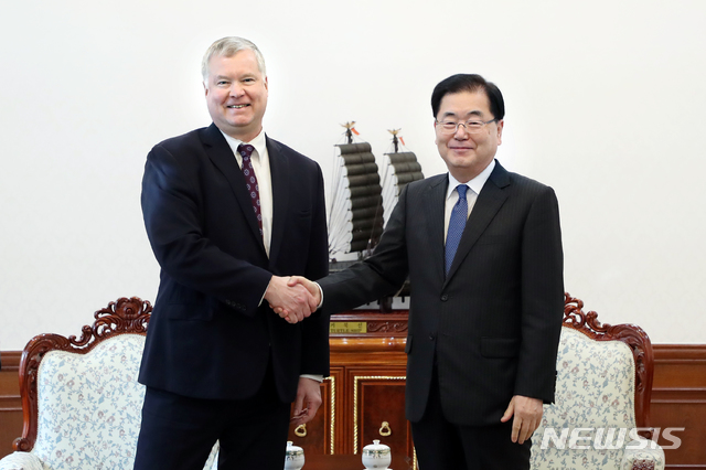 【서울=뉴시스】박진희 기자 = 정의용 국가안보실장(오른쪽)과 스티븐 비건 미 대북특별대표의 모습. (사진=뉴시스DB). 2019.02.04.