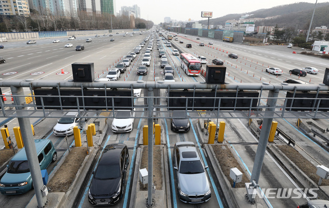 [성남=뉴시스]이영환 기자 = 경기 성남시 궁내동 경부고속도로 서울요금소 구간 상행선(왼쪽, 서울방향)이 차량들로 붐비고 있다. 2022.10.16. 20hwan@newsis.com