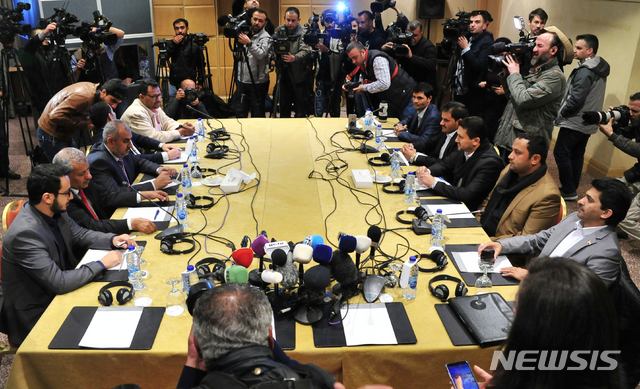 【암만(요르단)=뉴시스】&nbsp; 채정병 기자 = 5일(현지시간) 예멘 정부(왼쪽)와 후티 반군과의 포로교환 협상이 유엔의 중재로 요르단 암만 인터콘티넨탈호텔에서 열린 가운데 양측이 관련논의를 하고 있다.&nbsp; 2019.02.05.chae0191@newsis.com