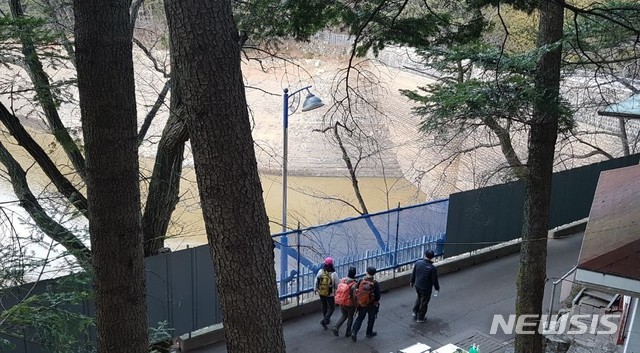 【부산=뉴시스】허상천 기자 = 부산 어린이대공원 성지곡수원지 댐이 지진 등에 붕괴위험이 있다는 진단을 받고 댐 보강공사를 하기 위해 1909년 준공된지 110년만에 처음으로 바닥을 드러내고 있다. 2019.02.06. photo@newsis.com