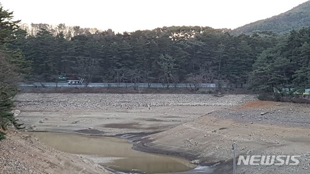 【부산=뉴시스】허상천 기자 = 부산 어린이대공원 성지곡수원지 댐이 지진 등에 붕괴위험이 있다는 진단을 받고 1909년 준공된지 110년만에 처음으로 바닥을 드러내 6일 벌거벗은 모습을 적나라하게 보여주고 있다. 2019.02.06. photo@newsis.com