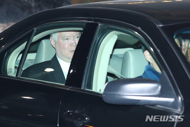 【서울=뉴시스】이윤청 수습기자 = 방한 중인 스티븐 비건 미 국무부 대북특별대표가 6일 오전 서울 종로구 포시즌스호텔을 나서고 있다.&nbsp; 비건 특별대표는 이날 평양을 방문해 북한측 카운터파트인 김혁철 전 스페인 주재 북한 대사와 만나 2차 북미 정상회담 개최를 위한 사항들을 논의할 예정이다. 2019.02.06.&nbsp; radiohead@newsis.com 