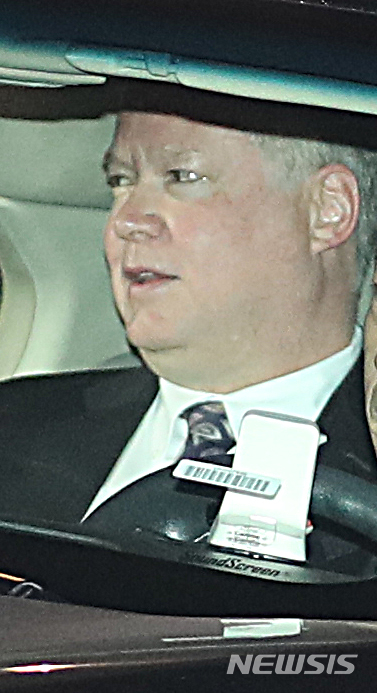 【서울=뉴시스】박주성 기자 = 스티븐 비건 국무부 대북정책 특별대표가 6일 오전 숙소인 서울 종로구 포시즌스 호텔을 나서고 있다.&nbsp;&nbsp; 비건 특별대표는 2차 북미정상회담 세부조율을 위해 평양을 방문해 북측 상대인 김혁철 전 스페인 대사와 비핵화와 상응 조치를 놓고 협상을 벌일 예정이다. 2019.02.06.&nbsp; park7691@newsis.com 