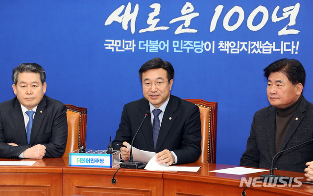 【서울=뉴시스】이종철 기자 = 더불어민주당 윤호중 사무총장이 6일 서울 여의도 국회에서 기자간담회를 갖고 설날 민심을 전달하고 현안 및 당무 관련 이야기를 하고 있다. 2019.02.06. jc4321@newsis.com