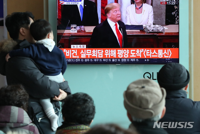 【서울=뉴시스】이윤청 수습기자 = 도널드 트럼프 미국 대통령이 5일 오후(현지시간) 연방의회에서 새해 국정연설을 하고 있는 모습을 시민들이 서울역에서 TV를 통해 지켜보고 있다. 2019.02.06.&nbsp; radiohead@newsis.com