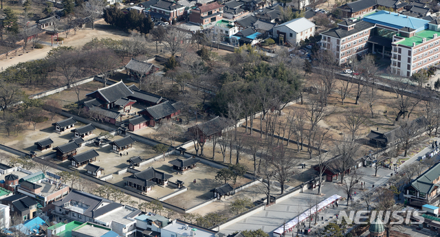 【전주=뉴시스】김얼 기자= 설 연휴 마지막 날인 6일 상공에서 바라본 전북 전주시 전주한옥마을 경기전이 관광객이 없어 한산하다. 2019.02.06. (촬영협조=전북경찰청항공대 항공대장 기장 권혜천 경감, 부기장 김인수 경위) pmkeul@newsis.com
