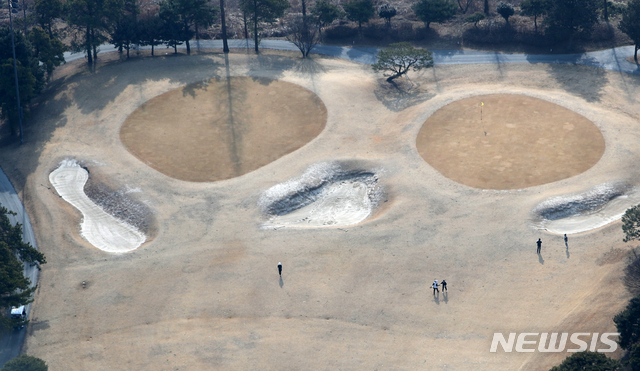 [군산=뉴시스] 김얼 기자= 설 연휴 마지막 날인 지난해 2월6일 상공에서 바라본 전북 군산시의 한 골프장에서 시민들이 골프를 치며 마지막 연휴를 보내고 있다. <사진은 기사와 관련이 없습니다.> 2019.02.06. (촬영협조=전북경찰청항공대 항공대장 기장 권혜천 경감, 부기장 김인수 경위)pmkeul@newsis.com