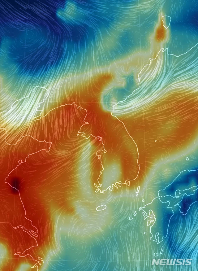 【서울=뉴시스】 지난달 고농도 미세먼지가 전국을 휩쓸면서 서울, 경기 등 7개 지역에서 발생한 미세먼지 농도는 2015년 미세먼지 측정 이후 최고기록을 갈아치웠다. 중국 등 국외 영향은 전국적으로 평균 75% 수준으로 나타났다. 측정자료 분석 결과에 따르면, 지난달 11~15일 전국적으로 미세먼지는 일평균 나쁨(36~75㎍/㎥)~매우나쁨(75㎍/㎥ 초과)을 초과하는 고농도 사례가 발생했다. 14일에는 일부 서해안 지역을 중심으로 최고 농도를 기록해 서울, 인천, 경기북부, 경기남부, 대전, 세종, 충북 7개 예보권역에서 2015년 미세먼지 측정 이후 일평균 최고 농도를 기록했다.  6일 기상청에 따르면 중국에서 발생된 전국의 미세먼지와 초미세먼지가 각각 '나쁨'과 '한때나쁨'을 보이겠으니 외출 시 마스크 착용에 유의를 당부했다. 사진은 같은날 오후 한반도의 초미세먼지 대기상황. 중국과 한반도 전역이 초미세먼지로 붉게 표시돼 있다. 2019,02,06, (사진=어스널스쿨 캡처) photo@newsis.com