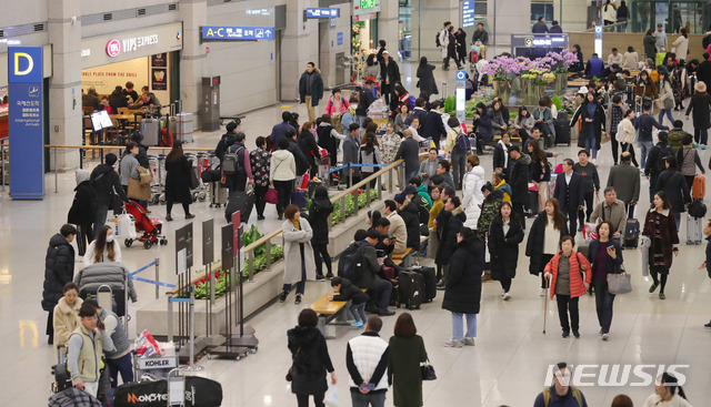 【인천공항=뉴시스】배훈식 기자 = 설 명절 연휴 마지막 날인 6일 오후 인천국제공항 1터미널 입국장이 휴가를 마친 사람들로 붐비고 있다. 2019.02.06. dahora83@newsis.com