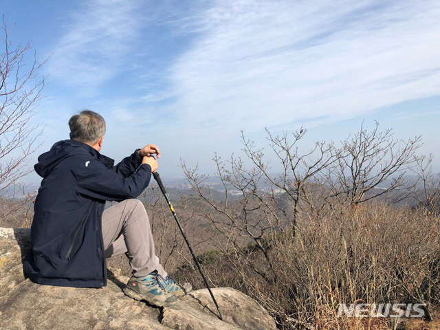 【서울=뉴시스】박진희 기자 = 문재인 대통령이 지난 4일 경남 양산 대운산에 올라 휴식을 취하고 있다. 2019.02.06. (사진=청와대 제공) photo@newsis.com