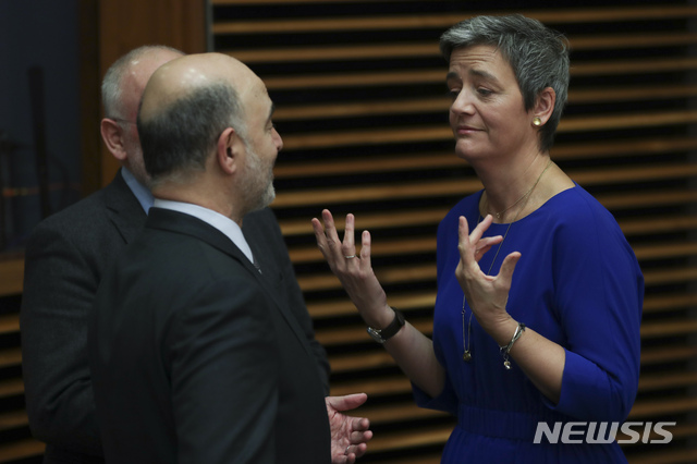 EU의 베스태저 반독점 커미셔너(오른쪽)가 6일 집행위 분과위원장 모임 때 피에르 모스코비치 경제 커미셔너 및 프란스 티머만스 부위원장과 말하고 있다&nbsp; AP 