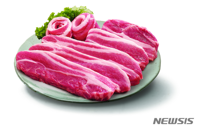 【나주=뉴시스】 = 3일 한국농촌경제연구원은 7월 돼지고기 ㎏당 도매가격이 4100∼4300원에 형성될 것으로 내다봤다. 지난해 7월 ㎏당 도매가격(5120원)보다 16.0∼19.9% 하락하는 것은 물론 평년(5044원)보다도 낮을 것으로 관측됐다. 2019.07.03 (사진=뉴시스DB)