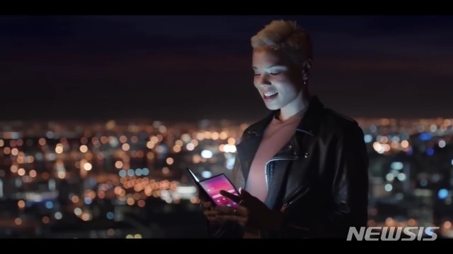 【서울=뉴시스】삼성전자 베트남 법인이 공개한 영상에 짧게 등장한 폴더블 스마트폰 사용 모습. (출처 = 유튜브 영상 캡쳐)