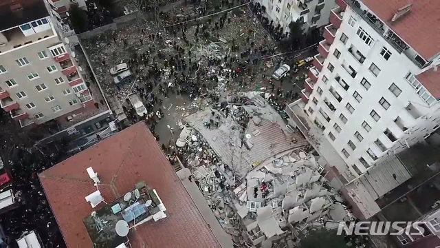 【이스탄불=AP/뉴시스】6일(현지시간) 터키 이스탄불에서 8층짜리 아파트가 무너져 형체가 사라진 사고 현장이 보이고 있다. 이 사고로 최소 2명이 숨졌고 15명 이상이 갇혀있다고 현지 관계자가 밝혔다. 알리 예르리카야 이스탄불 지사는 사고 건물 거주자는 14가구 43명이며 건물 상단 3개 층은 불법 증축된 것이라고 전했으나 정확한 사고 원인은 아직 밝혀지지 않았다. 2019.02.07.