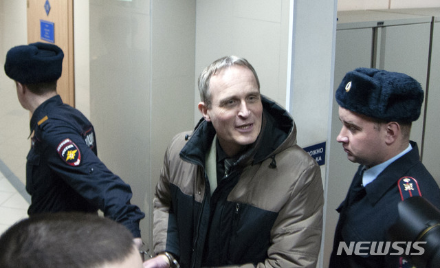 【오률=AP/뉴시스】6일(현지시간) 여호와의 증인 신자인 데니스 크리스텐센이 법정으로 향하던 중 기자들의 질문에 답변하고 있다. 러시아 서부 오룔 지방법원은 이날 크리스텐센에게 극단주의 혐의로 징역 6년을 선고했다. 2019.02.07