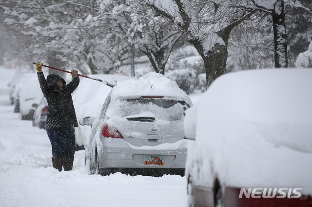 【솔트레이크시티(미 유타주) = AP/뉴시스】 폭설로 눈에 파묻힌 차량의 눈을 치우고 있는 유타주 솔트레이크시티의 주민 헤더 패리시. 국립기상청은 앞으로도 중서부에 15cm이상의 눈이 더 내리며 저지대에는 누적된 적설량에 대비해야 된다고 발표했다.&nbsp; 