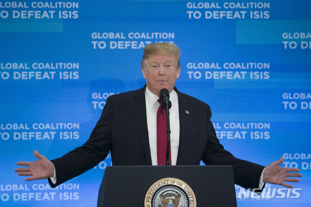 【워싱턴=AP/뉴시스】도널드 트럼프 대통령이 6일(현지시간) 워싱턴 국무부에서 열린 'ISIS 격퇴 국제 연대' 장관회의에 참석해 연설하고 있다. 트럼프 대통령은 79개국 외무장관과 고위 관리들이 참여한 이 회의에서 이른 시일 안에 극단주의 무장조직 이슬람국가(IS)가 차지했던 영토를 모두 탈환했다는 발표를 할 수 있을 것으로 내다봤다. 2019.02.07.