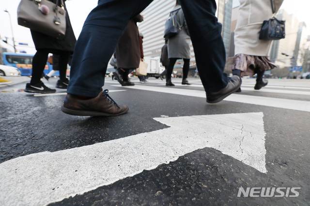 【서울=뉴시스】 서울 종로구 광화문 네거리에서 시민들이 횡단보도를 건너고 있다. (사진= 뉴시스 DB) photo@newsis.com