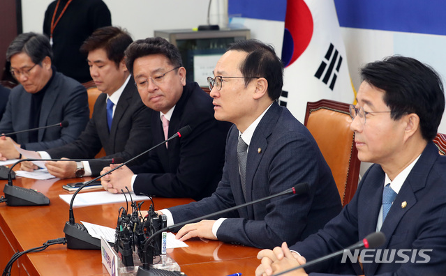 【서울=뉴시스】이종철 기자 = 7일 서울 여의도 국회에서 열린 더불어민주당 정책조정회의에서 홍영표 원내대표가 모두발언을 하고 있다. 2019.02.07. jc4321@newsis.com