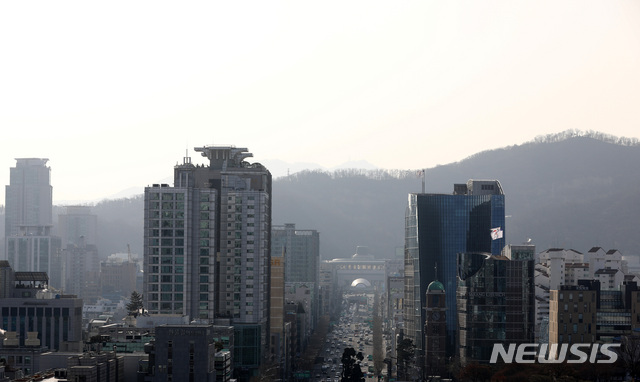 【서울=뉴시스】이영환 기자 = 오전 7시를 기해 서울과 수도권에 초미세먼지 주의보가 발령된 7일 오전 서울 서초구 누에다리에서 바라본 예술의전당 일대가 뿌옇다. 2019.02.07.   20hwan@newsis.com