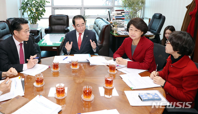 【서울=뉴시스】이종철 기자 = 7일 서울 여의도 국회 의원회관에서 열린 여야 윤리특위 간사회동에 참석한 오른쪽부터 더불어민주당 권미혁·한국당 김승희 간사, 박명재 윤리특별위원회 위원장, 바른미래당 이태규 간사가 윤리특위에 회부된 목포 부동산 투기 의혹에 휩싸인 무소속 손혜원 의원, 재판 청탁 의혹이 제기된 민주당 서영교 의원등의 징계안 처리에 대해 논의하고 있다. 2019.02.07.jc4321@newsis.com