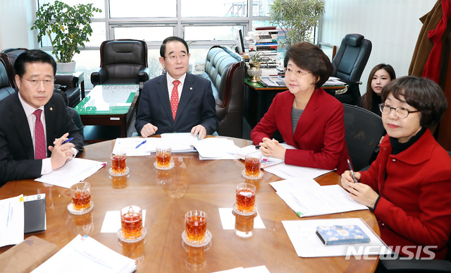 【서울=뉴시스】이종철 기자&nbsp; = 지난 7일 서울 여의도 국회 의원회관에서 열린 여야 윤리특위 간사회동에 참석한 오른쪽부터 더불어민주당 권미혁·한국당 김승희 간사, 박명재 윤리특별위원회 위원장, 바른미래당 이태규 간사. 2019.02.07.jc4321@newsis.com