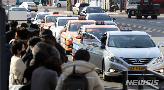 【서울=뉴시스】홍효식 기자 = 서울시가 노사민전정 협의체·공청회·물가대책위원회와 시의회 의견 청취 등을 거쳐 오는 16일 오전 4시부터 택시 기본요금을 3000원에서 3800원으로 인상한다고 밝힌 가운데 7일 오전 서울역 택시승강장에서 택시들이 승객을 태우기 위해 줄지어 있다.&nbsp; 한편, 서울택시 기본요금 인상은 2013년 10월 2400원에서 3000원으로 오른 이후 5년 4개월 만이며, 대형·모범택시의 기본 요금도 기존 5000원에서 1500원 오른 6500원이 된다. 2019.02.07.&nbsp; yesphoto@newsis.com