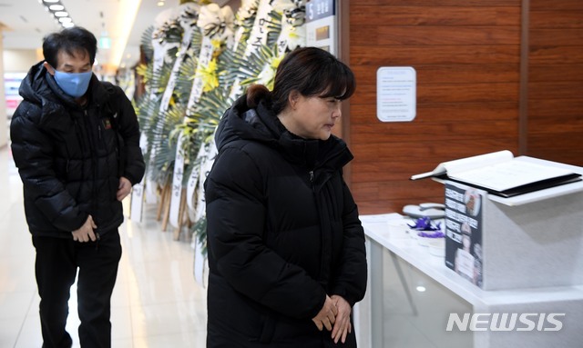 【서울=뉴시스】 고범준 기자 = 7일 서울 종로구 서울대병원 장례식장에 마련된 故 김용균 씨의 빈소에 어머니 김미숙씨(오른쪽)와 아버지 김해기씨가 들어서고 있다.&nbsp; 지난해 12월 11일 숨을 거둔 지 두 달 만에 치르는 고인의 장례는 '민주사회장' 3일장으로 치러진다. 2019.02.07.&nbsp; photo@newsis.com 