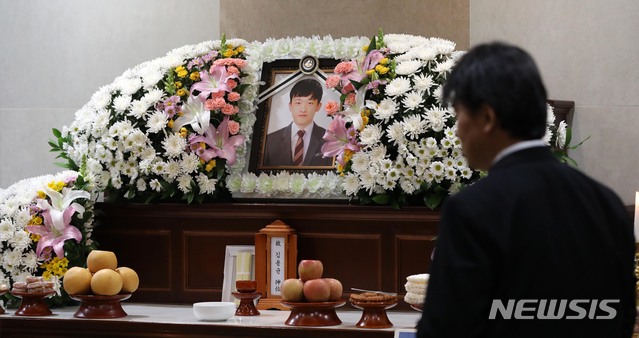 【서울=뉴시스】 고범준 기자 = 7일 오전 서울 종로구 서울대학교병원 장례식장에 마련된 고 김용균 씨의 빈소에 영정사진이 놓여 있다.&nbsp; 김용균 씨의 장례는 민주사회장 3일장으로 치러지고 발인은 9일이다. 2019.02.07.&nbsp; bjko@newsis.com
