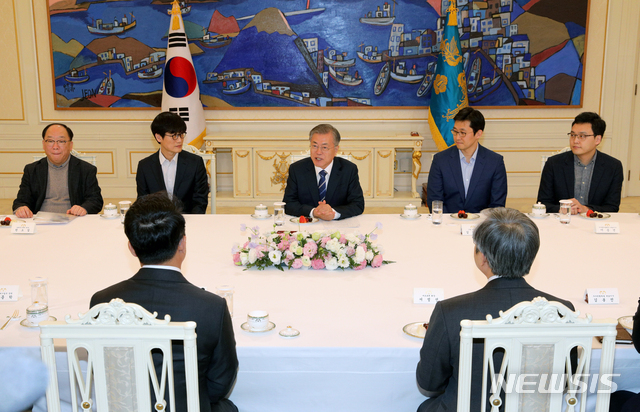 【서울=뉴시스】박진희 기자 = 문재인 대통령이 7일 오후 청와대 인왕실에서 혁신벤처기업인 간담회를 하고 있다.&nbsp; 간담회는 기술과 혁신으로 초고속 성장한 1세대 벤처기업인들과 기업 가치가 10억달러를 돌파한 유니콘 기업인들을 초청해서 격려하고 벤처기업 육성 방안에 대해 논의 하는 자리이다. 2019.02.07.&nbsp; pak7130@newsis.com