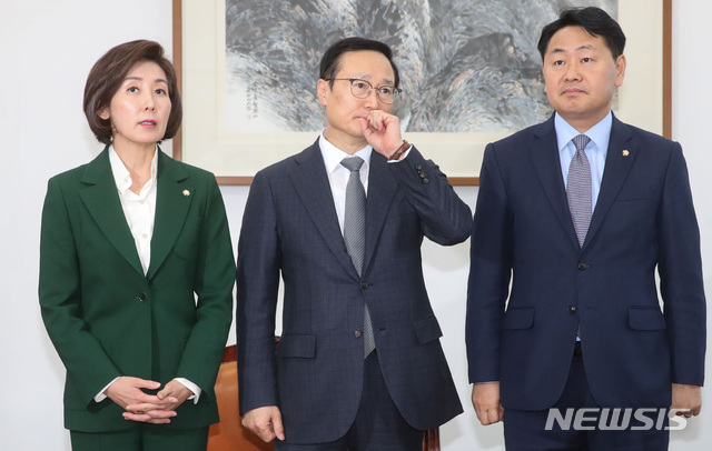 【서울=뉴시스】이종철 기자 = 7일 오후 서울 여의도 국회 운영위원장실에서 열린 여,야 원내대표 회동에서 더불어민주당 홍영표(가운데), 자유한국당 나경원(왼쪽), 바른미래당 김관영 원내대표가 의견을 나누고 있다. 2019.02.07. jc4321@newsis.com