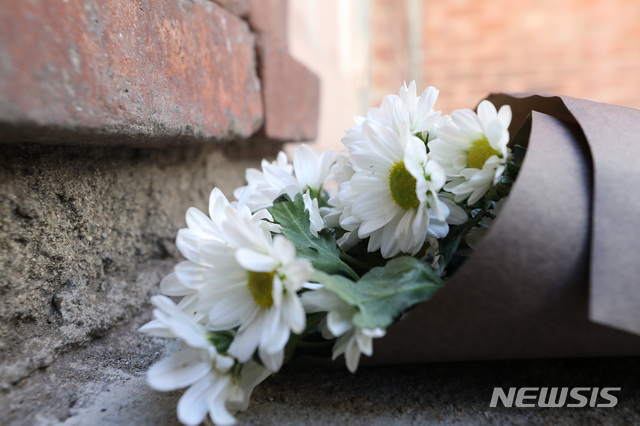 【서울=뉴시스】박미소 수습기자 = 7일 오후 서울 중구 국립중앙의료원의 중앙응급의료센터장실 앞에 고 윤한덕 중앙응급의료센터장을 기리는 꽃이 놓여있다. 고 윤한덕 센터장은 응급의료 전용헬기(닥터헬기) 도입 등을 추진하며 응급의료서비스 체계 구축에 앞장 선 인물이다. 2019.02.07. misocamera@newsis.com