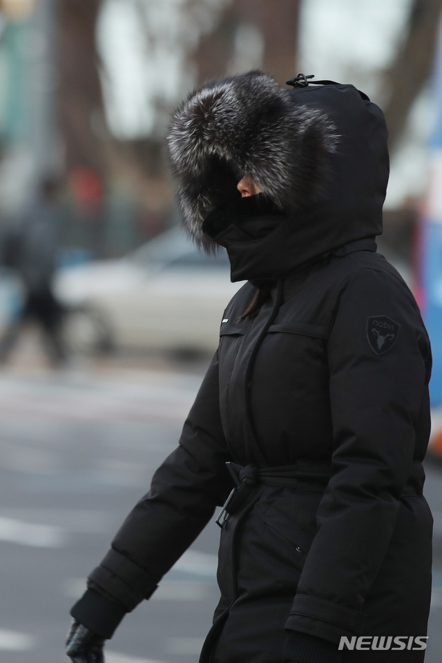 【서울=뉴시스】박미소 수습기자 = 밤부터 한파주의보가 발효될 예정인 7일 오후 서울 종로구 광화문 네거리 앞에서 털모자를 쓴 시민이 퇴근길에 나서고 있다. 기상청은 오늘 밤부터 경남, 제주도를 제외한 전국 대부분 지역에 한파특보가 발효될 예정이며 내일 아침은 서울을 비롯해 오늘보다 10도 이상 기온이 떨어지는 곳이 많을 것이라고 밝혔다. 2019.02.07. misocamera@newsis.com