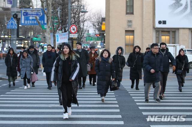 【서울=뉴시스】박미소 수습기자 = 밤부터 한파주의보가 발효될 예정인 7일 오후 서울 종로구 광화문 네거리 앞에서 두꺼운 옷을 입은 시민들이 횡단보도를 건너고 있다. 기상청은 오늘 밤부터 경남, 제주도를 제외한 전국 대부분 지역에 한파특보가 발효될 예정이며 내일 아침은 서울을 비롯해 오늘보다 10도 이상 기온이 떨어지는 곳이 많을 것이라고 밝혔다. 2019.02.07. misocamera@newsis.com