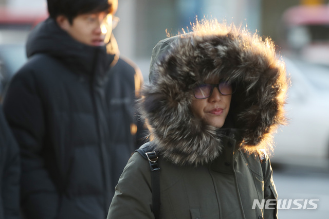 【서울=뉴시스】박미소 수습기자 = 밤부터 한파주의보가 발효될 예정인 7일 오후 서울 종로구 광화문 네거리 앞에서 두꺼운 옷을 입은 시민들이 퇴근길에 나서고 있다.&nbsp; 기상청은 오늘 밤부터 경남, 제주도를 제외한 전국 대부분 지역에 한파특보가 발효될 예정이며 내일 아침은 서울을 비롯해 오늘보다 10도 이상 기온이 떨어지는 곳이 많을 것이라고 밝혔다. 2019.02.07.&nbsp; misocamera@newsis.com