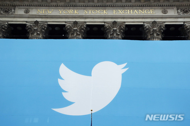 2013년 공개 상장 당시 뉴욕증권거래소 앞에 늘어뜨려진 트워터 사인&nbsp;&nbsp;&nbsp; AP