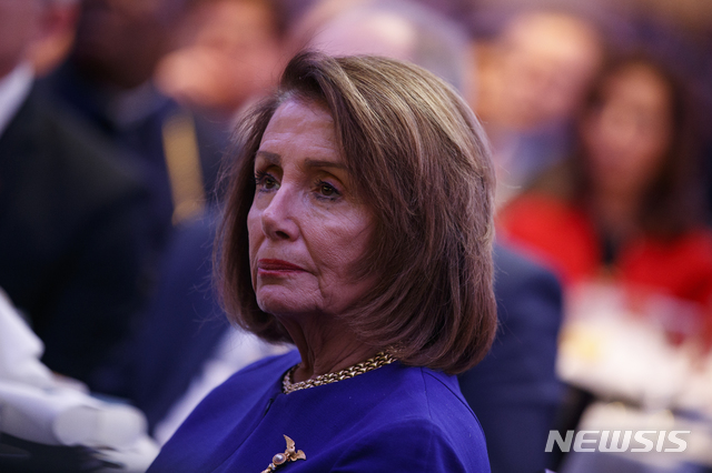 【워싱턴=AP/뉴시스】낸시 펠로시 민주당 하원의장이 7일(현지시간) 워싱턴DC에서 열린 국가조찬기도회에 참석해 도널드 트럼프 대통령의 연설을 듣고 있다. 트럼프 대통령은 조찬기도회 참석에 앞서 트위터를 통해 민주당이 제정신이 아니라며 끝없이 대통령을 괴롭히고 있다고 비판한 바 있다. 2019.02.08.