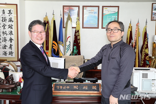 【영동=뉴시스】이성기 기자 = 충북 영동 출신 러시아 유학생 공근식(오른쪽) 씨가 지난 7일 영동군청을 찾아 박세복 군수와 악수하고 있다.2019.02.08.(사진=영동군 제공) photo@newsis.com