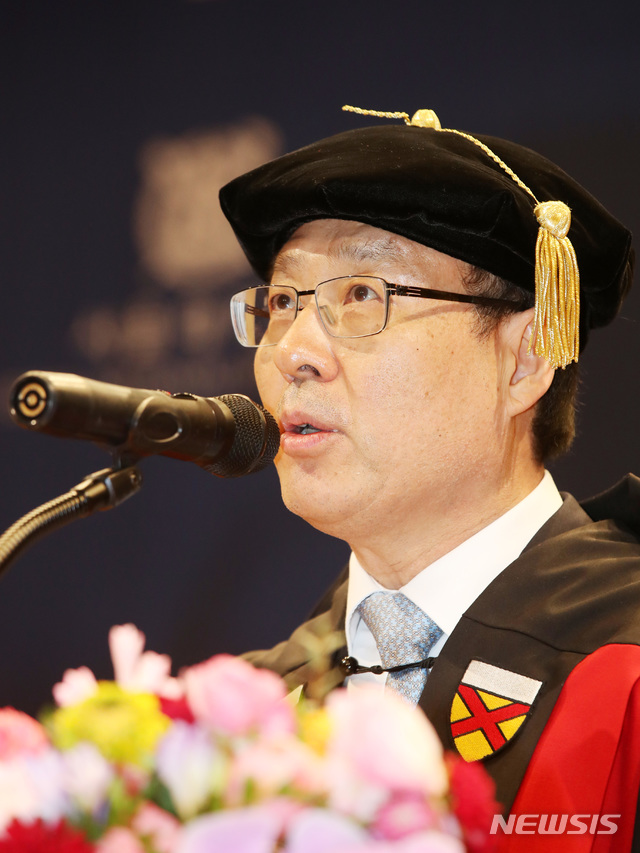 【서울=뉴시스】박미소 수습기자 = 오세정(66) 서울대학교 신임 총장이 8일 취임식을 갖고 본격적으로 4년 임기의 시작을 알렸다.