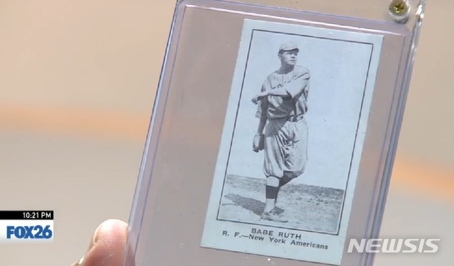 【로스앤젤레스=뉴시스】 미국 캘리포니아주에 사는 남성이 네바다주의 한 기념품 가게에서 2달러(약 2300원)에 구입한 베이브 루스 야구카드 1장이 100만달러(약 11억2400만원) 이상의 가치가 있는 '보물'로 판정돼 눈길을 모으고 있다. <사진=폭스26 캡처> 2019.02.07 