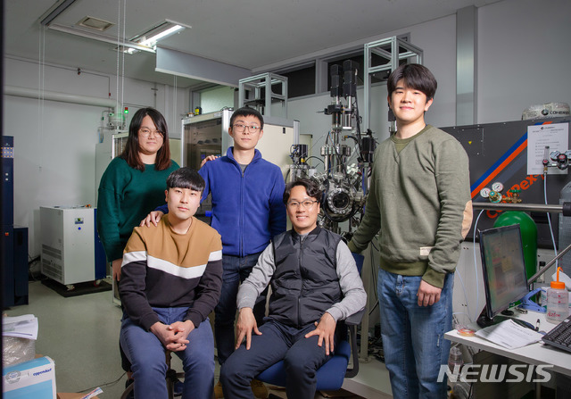 【울산=뉴시스】박일호 기자 = 울산과학기술원은 에너지 및 화학공학부 김건태 교수팀(사진)이 '이온 위치 교환' 현상을 활용해 고체산화물 연료전지에서 연료극 물질의 안전성과 성능을 강화할 방법을 개발했다고 10일 밝혔다. 2019.02.11. (사진=울산과학기술원 제공) photo@newsis.com