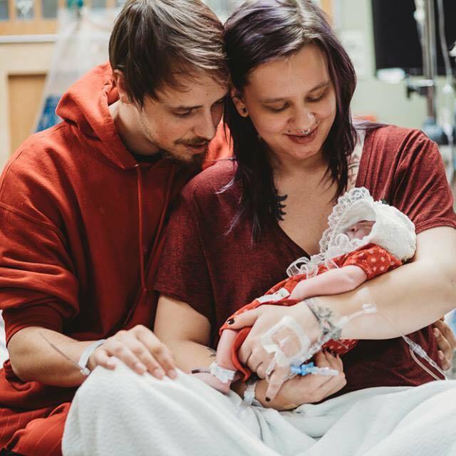 【서울=뉴시스】미국에서 희귀병을 갖고 태어난 아기 라일레이 아케이디아 러벳이 출생 일주일 후 세상을 떠나며 장기기증을 통해 2명을 살린 소식이 7일(현지시간) 알려지면서 잔잔한 감동을 주고 있다. 엄마 크리스타 데이비스(23)와 아빠 데렉 러벳(26)이 지난해 12월 24일 러벳의 출생 직후 딸을 안고 기뻐하고 있다. (사진 출처 = 러벳 페이스북) 