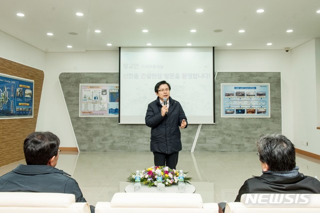 【울진=뉴시스】강진구 기자 = 자유한국당 유력 당권주자인 황교안 전 국무총리는 8일 오후 경북 울진군 한울원자력본부를 방문한 자리에서 “원전은 에너지 안보와 직결돼 있는 문제로 에너지 정책의 정상화가 필요하다”고 밝혔다.2019.02.08.(사진=한울원자력본부 제공)&nbsp; photo@newsis.com 