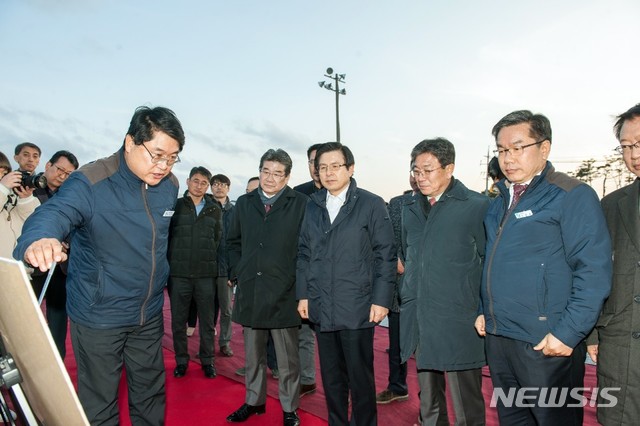 【울진=뉴시스】강진구 기자 = 자유한국당 유력 당권주자인 황교안 전 국무총리는 8일 오후 경북 울진군 한울원자력본부를 방문한 자리에서 “원전은 에너지 안보와 직결돼 있는 문제로 에너지 정책의 정상화가 필요하다”고 밝혔다.사진은 신한울 3, 4호기 건설현장을 둘러보고 있는 황교안 전 총리.2019.02.08.(사진=한울원자력본부 제공)   photo@newsis.com