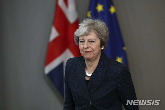 【브뤼셀=AP/뉴시스】 테리사 메이 영국 총리가 '조건부' 브렉시트(영국의 유럽연합 탈퇴) 지지 의사를 밝힌 야당 대표와 만난다고 10일(현지시간) 영국 텔레그래프가 보도했다. 메이 총리는 "최대한 빠른 시일 내에 회동을 추진하겠다"는 입장이다. 사진은 7일 벨기에 브뤼셀에서 도날트 투스크 유럽연합(EU) 정상회의 상임의장을 만난 후 EU 의회를 나서고 있는 메이 총리. 2019.02.11.