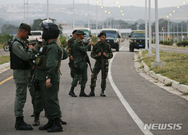 【우레나(베네수엘라)=AP/뉴시스】니콜라스 마두로 베네수엘라 대통령이 원조를 거부하며 국경을 폐쇄해 군인들이 콜롬비아-베네수엘라 국경 티엔디타스 다리를 봉쇄하고 경계 근무를 서고 있다.&nbsp; 베네수엘라를 향한 미국의 원조 물품이 국경에 도착한 가운데 베네수엘라 야당 지도자들은 마두로의 국경 폐쇄에도 미국의 원조 물품을 국내로 반입하겠다고 약속한 바 있다. 2019.02.08. 